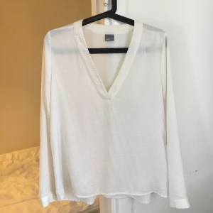  - Vit blus från GinaTricot, sparsamt använd. Möts helst upp i Sthlm men kan eventuellt skicka