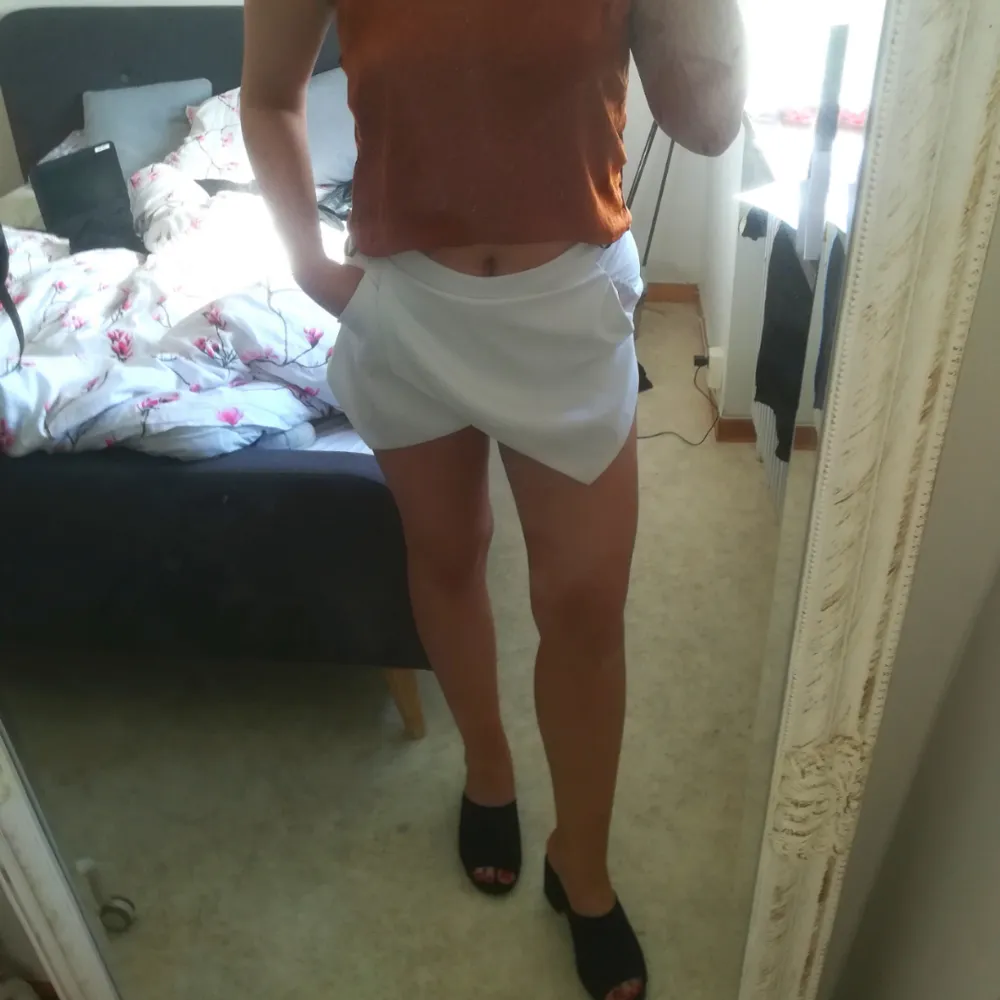 En vit skort, en nederdel som ser ut som en kjol fram och shorts bakifrån. . Kjolar.