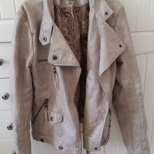  - En snygg, beige skinnjacka från Chelsea. Sparsamt använd och säljer pga inte längre min stil. Frakt tillkommer. Betalning via Swish.
