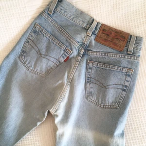  - Såå fina vintage-jeans av märket Crocker. Hög midja, påminner om Levis 501. Har en lätt ljusare slitning på högra baksida (se bild). Är strl 25 (liten i storleken) och längd 34. Säljer pga för små :( 
