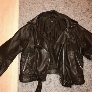  - Fusk Skinnjacka från H&M, använd ganska mycket men fortfarande i jättefint skick. Köparen betalar frakt på 58kr och betalning sker via swish eller kontoöverföring :)