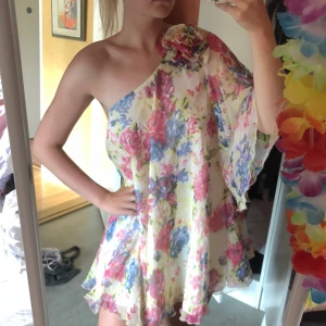  - Otroligt annorlunda, fin one shoulder klänning! Perfekt när man är brun, till midsommar eller liknande. Somrig🌸 frakt; 39kr