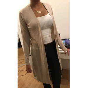  - Beige lång kofta i storlek S 