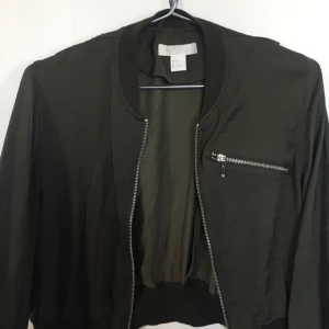  - Fin bomberjacka i satin. Använd fåtal gånger. 