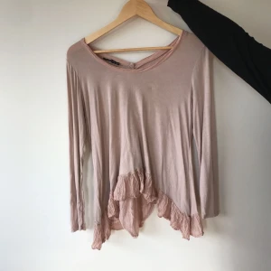  - Italiensk tröja i silke och viskos, inte använd mycket eftersom den alltid varit lite för liten för mig, men väldigt fin! Kommer tyvärr inte ihåg var den kommer ifrån