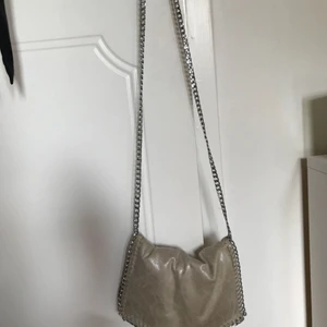  - beige kedjeväska från diabless! mycket fint skick