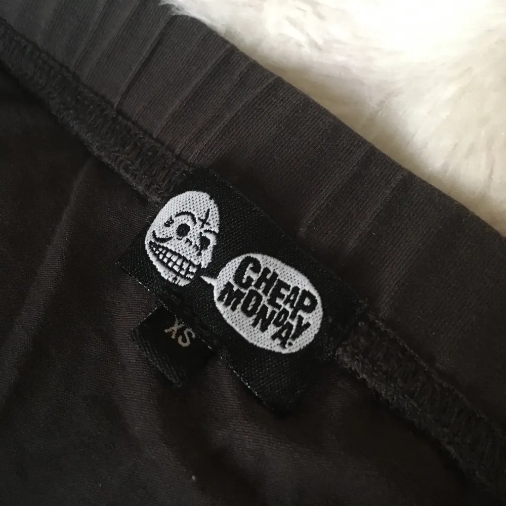 Cheap Monday kjol. Stretchy plagg som får dig att  ha en fin peach🍑 (om du inte har det redan). Säljer pga det passar inte mig längre.  Jag står för frakt🌻. Kjolar.