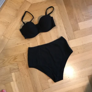  - Svart bikini från hm som är sååååå fin, men för liten för mig 💔 midjehöga trosor, överdel med avtagbara band. Mönstrat tyg, fint skick! 