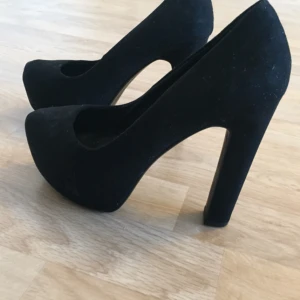  - Svarta klackskor från h&m divided i storlek 37. Använda en gång men som nya. :)