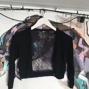  - Svart trekvarts-ärmad tröja i tunt tyg och spets i hela ryggen. Funkar bra till finare tillställningar, men också till vardags. Köpt på Vero Moda för länge sedan, men den är i bra skick. Lappen är borta, men den är i strl S.   Köparen står för frakten. 