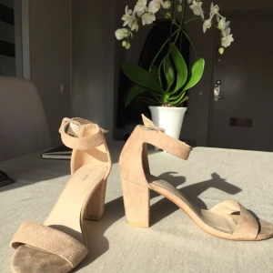  - Skor som jag hade på balen, mycket sköna att gå i för att vara klackar. Något smutsiga som visas på bilderna men inget smuts ”utåt” endast vid tårna. 