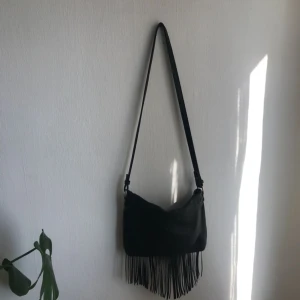  - Fin fransväska, ser helt oanvänd ut, perfekt storlek och bra innerfack! (Ej äkta skinn) men ser inte heller plastig ut. 