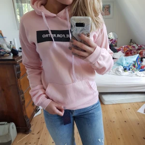 - Rosa luvtröja med "unique for retro" 