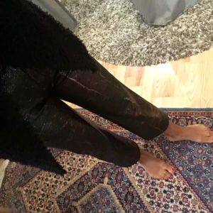  - Glansiga ormskinnsmönstrade byxor