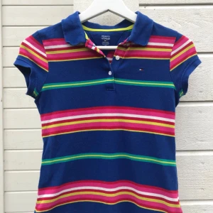  - Randig junior pikétröja i väldigt bra skick från Tommy Hilfiger ! Storlek: S (12-14 US) Frakt: betalas själv om ingen annan överenskommelse eller plan för mötesplats.