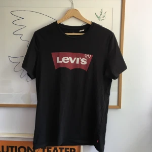  - Klassisk Levi’s-tischa i bra skick.  Herr S/dam M, unisexpassform. 