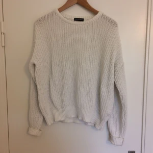  - Vit stickad bomullströja från American Apparel. tröjan är inte använd särskilt mycket så den är i väldigt fint skick! Köparen står för frakten (50kr). Nypris 700kr.