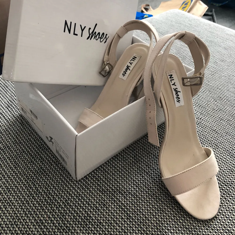 High heel Sandal från NLY i färgen ”sand” storlek 38 Använt en gång vid ett kortare tillfälle. Till studenten, balen eller sommar-bröllop Kan mötas upp i stockholm (endast helger) eller skicka på post (köparen betalar frakten). Skor.