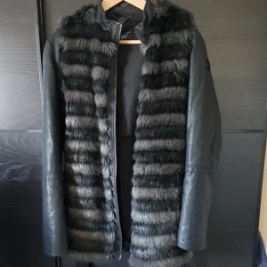  - Jacka från Armani. Den går även att använda som väst. Den är i jättebra skick. 