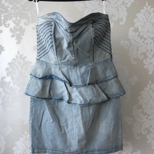  - Tubklänning i denim stretch. Snygg passform. Oanvänd med etikett på. Ordinarie pris 499kr 68cm från bröst 
