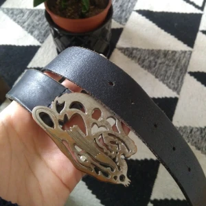  - Svart skärp från Tiger of Sweden med en sten i ögat. Skick: Begagnad. Gratis frakt!