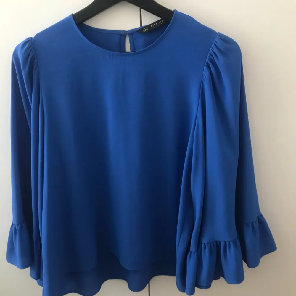 Superfin blå blus från Zara, använd vid 2-3 tillfällen.  Frakt står köparen för🦋 . Blusar.