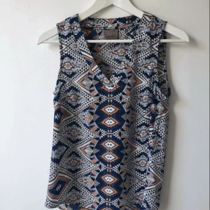 - Topp/blus från vero Moda, i fint skick, använd någon enstaka gång.   Tillkommer frakt