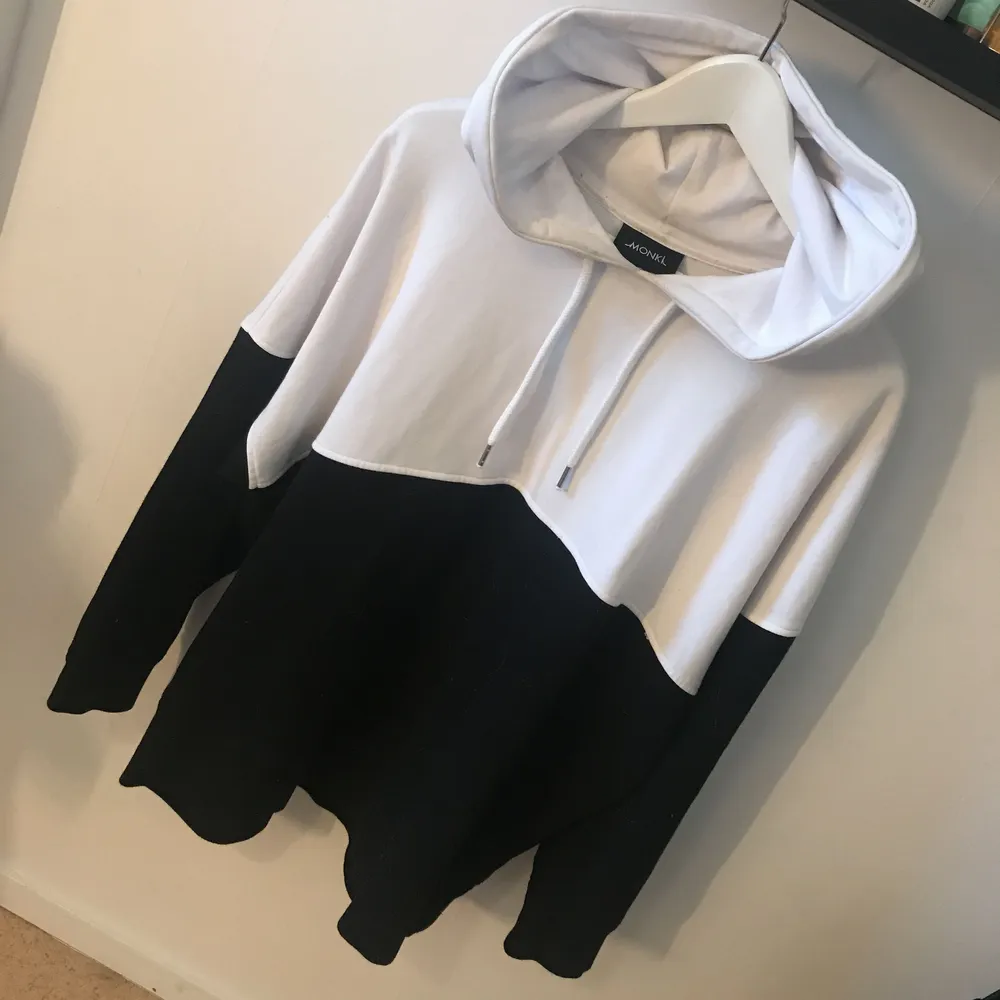 Snygg & lite annorlunda hoodie från Monki i svart & vit! Använd ytters få gånger. Kan posta men då står köparen för frakten!. Hoodies.