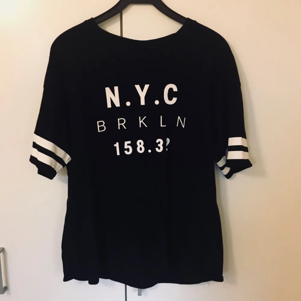 Mjuk och skön t-shirt från H&M. Köpt för 199 men säljs för 100. Nästan aldrig använd och säljs pga ej användning. . T-shirts.