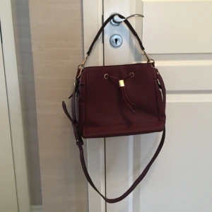  - Väska från TopShop, köpt i London och är använd 1 gång. 