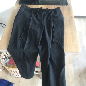  - Fina svart byxor i tunt material ifrån cos, rak modell med resår & knyte i midjan. Perfekta sommarkvällsbyxan! Köparen står för frakt 