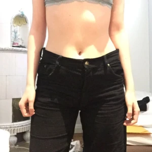  - Superfina svarta manchesterbyxor från 70-talet, knappt använda. Fler bilder kan skickas vid efterfrågan!!:-)