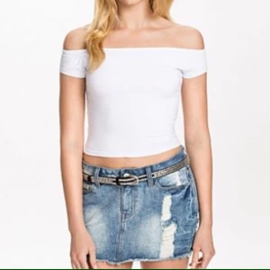  - En mag tröja från nelly. off shouldeder. Har små fläckar på men syns knappt. Köparen står för frakten! (Lånad bild)