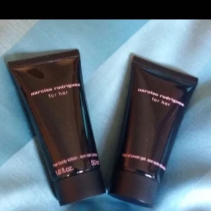  - Narciso Rodriguez dushtvål och kroppslotion. Ett av de bästa framställans av parfym, lotion osv för kvinnor.  Doften är frisk men förförisk