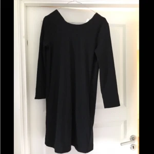  - Svart klänning i med fickor. Aldrig använd och köpt på HM. Dragkedja i ryggen och ärmar som inte är tre kvarts långa. Otroligt skön men aldrig fått tillfälle att använda.  