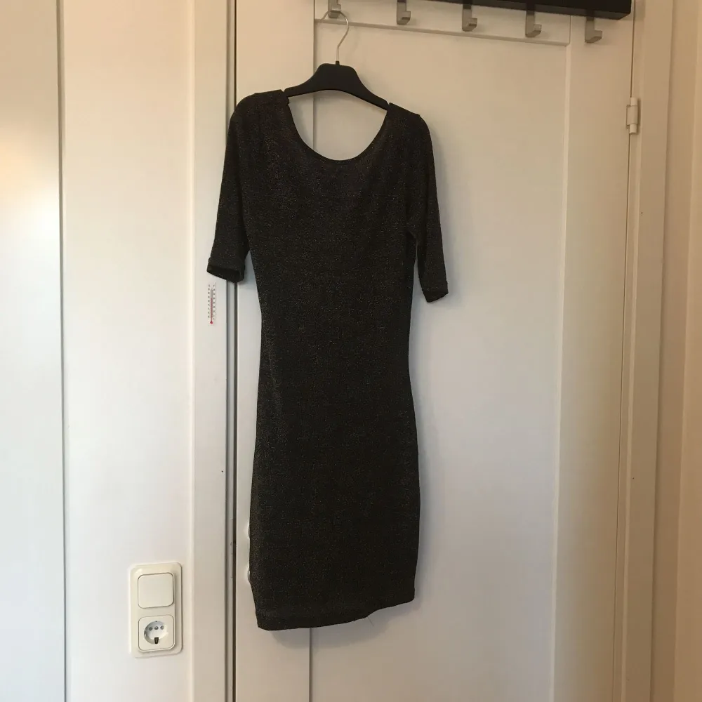 Skitsnygg svartglittrig tight klänning med trekvartsärmar! Köpt här på plick men bara varit använd vid ett tillfälle och den är tyvärr för liten, så därför jag säljer den☺️ superbra skick!. Klänningar.