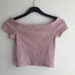  - FRI FRAKT. Skitfin oanvänd off-shoulder magtröja från Zara. Storlek S men är mer en XS