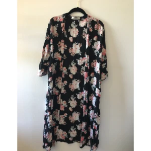  - Tunn kofta med korta ärmar, härlig på sommaren!