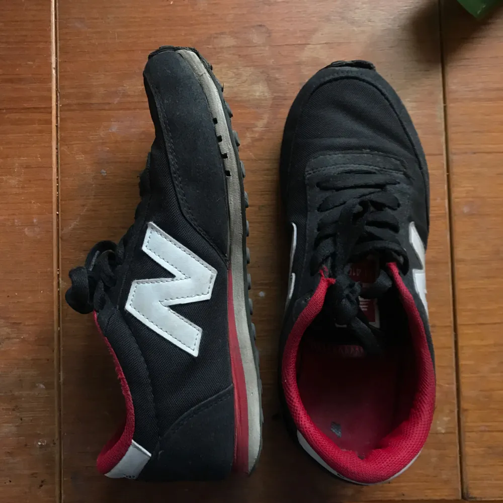 Snygga rödsvarta new balance-skor. Inte direkt slitna men definitivt i använt skick. Gummit har släppt lite på högra skon men det syns inte egentligen. Så sköna! Lite stora i strl. . Skor.