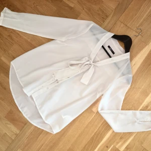  - En fin blus som är lätt genomskinlig och skulle rekommendera en hudfärgad BH till. Använts 1 gång. Tar swish och kan mötas upp i Uppsala och posta, men du står för fraktkostnad ;)