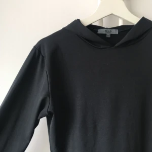  - Tunn luvtröja i typ mjukt spandexmaterial. Inköpt second hand men bara använd 1-2 ggr av mig. 