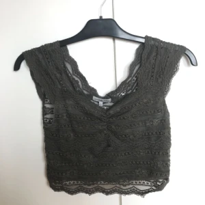  - Mörkgrön crop top i spets