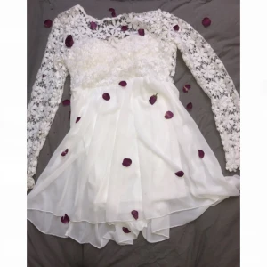  - Superfin studentklänning från DM retro i storlek medium. Bra skick, använd endast en gång. Frakt tillkommer. 