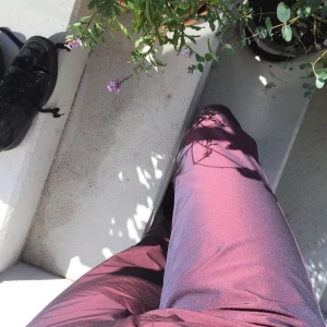  - Lilaskimriga, utsvängda kostymbyxor från Cambio. Ljuset gör dom inte rättvisa och de är mer som på den första bilden. Storlek S, kan mötas upp i Lund annars frakt. Passar någon som är ca 160cm, köpare betalar frakt. 