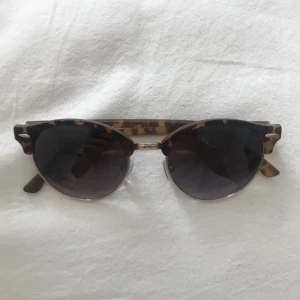  - Helt oanvända solglasögon, kan mötas upp i sthlm eller frakta (köparen står för frakten). Priset är förhandlingsbart!