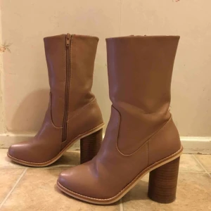  - Snygga och coola boots från LOST INK, endast använda en gång!