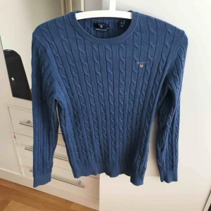  - Super skön och snygg gant tröja, aldrig använd. Strokesen sitter som en s/m 