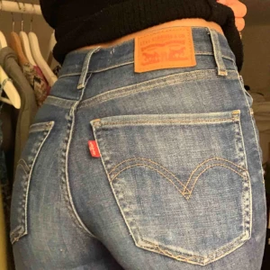  - Säljer mina högmidjade talja jeans från Levis som är för små för mig! Modellen ”Mile super high skinny” storlek 24. Sömmen på fickan har gått upp lite (bild3) därav priset! Jag är 174cm. FRAKT INGÅR I PRISET💗