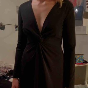  - Svart klänning som går hela vägen ner till fotvristen! 