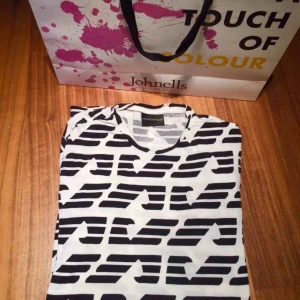  - Skitsnygg, näst intill oanvänd Emporio Armani tröja i storlek Small. Inköpt på Johnells Uppsala för 1100 kr Frakt accepteras glatt om köparen betalar! Originalpåse medföljer.